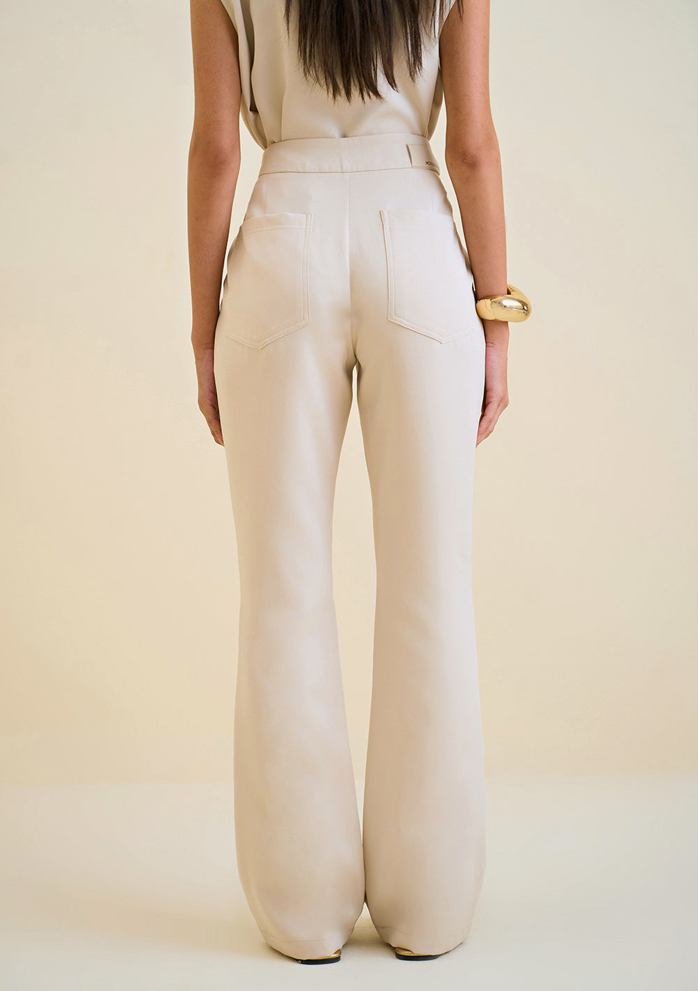 Pantalón Boot Cut Tiro Alto con Bolsillo