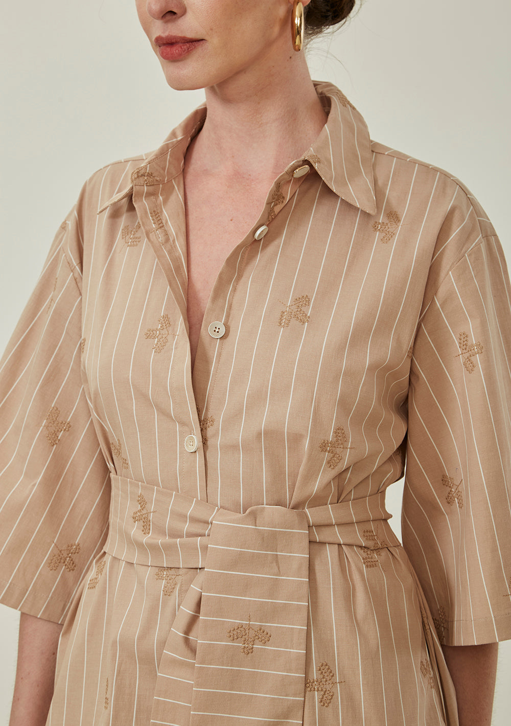 Vestido Suelto Cuello Clásico Mangas Cortas Midi