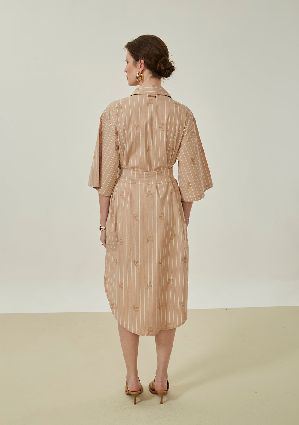 Vestido Suelto Cuello Clásico Mangas Cortas Midi