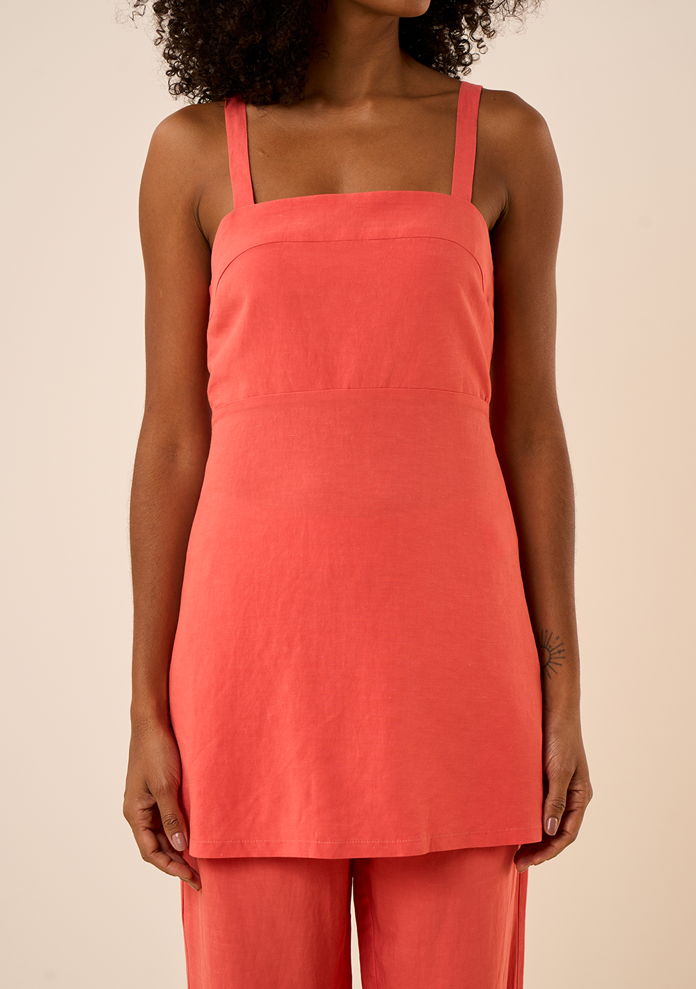 Blusa Ajustada Escote Recto Mangas Cortas