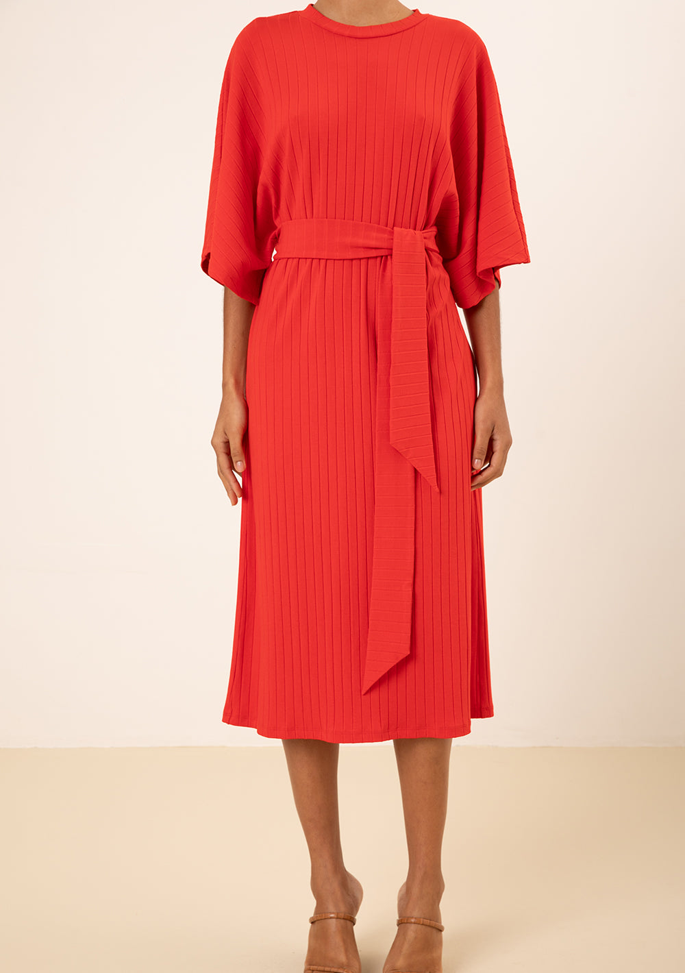 Vestido Suelto Escote Redondo Mangas Cortas Midi