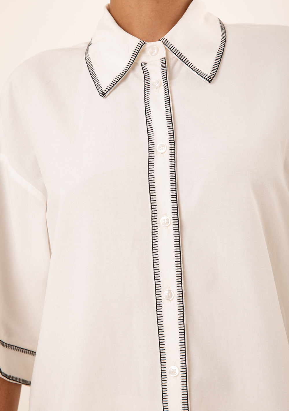 Camisa Suelta Cuello Tradicional Mangas Cortas