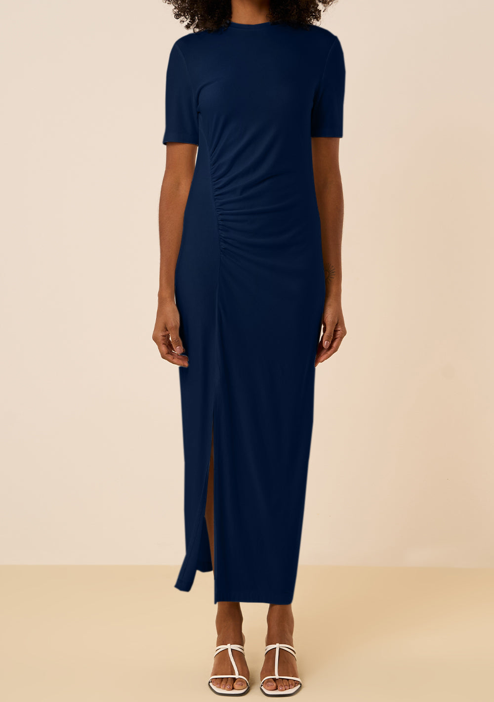 Vestido Ajustado Escote Redondo Mangas Cortas Midi