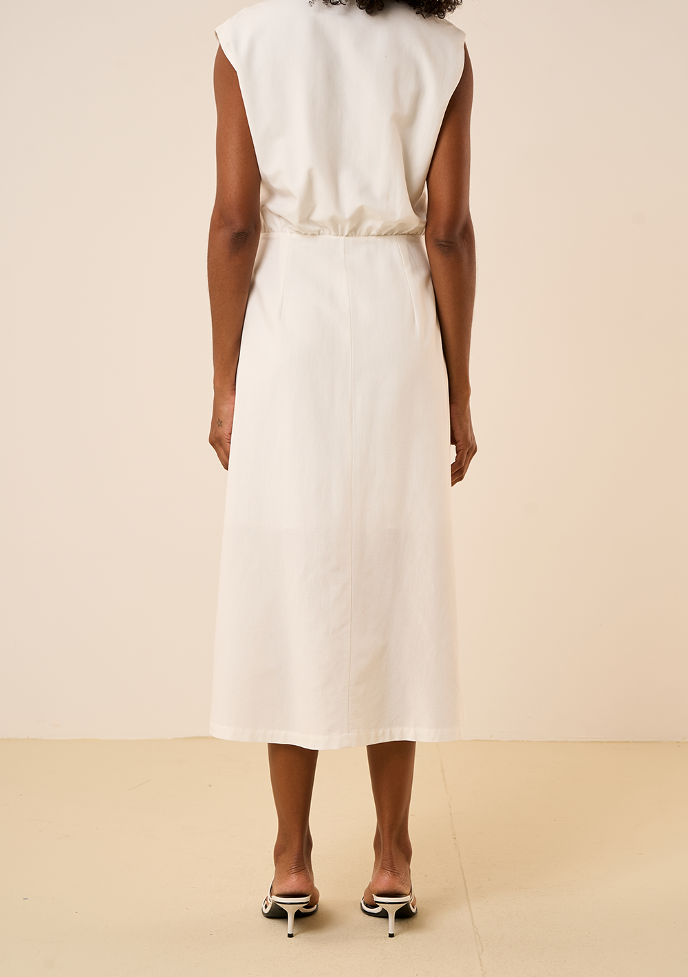 Vestido Ajustado Escote En V Sin Mangas Midi
