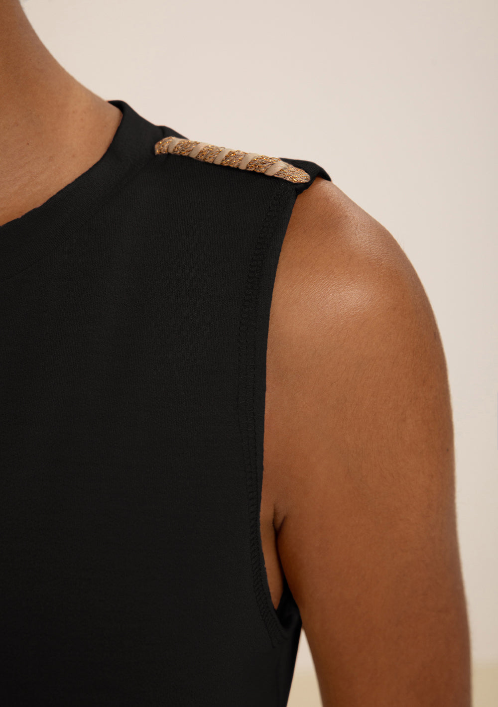 Vestido Midi Ajustado Escote Canoa Sin Mangas