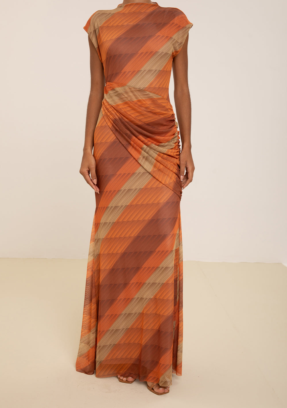 Vestido Largo Ajustado Cuello Alto Sin Mangas