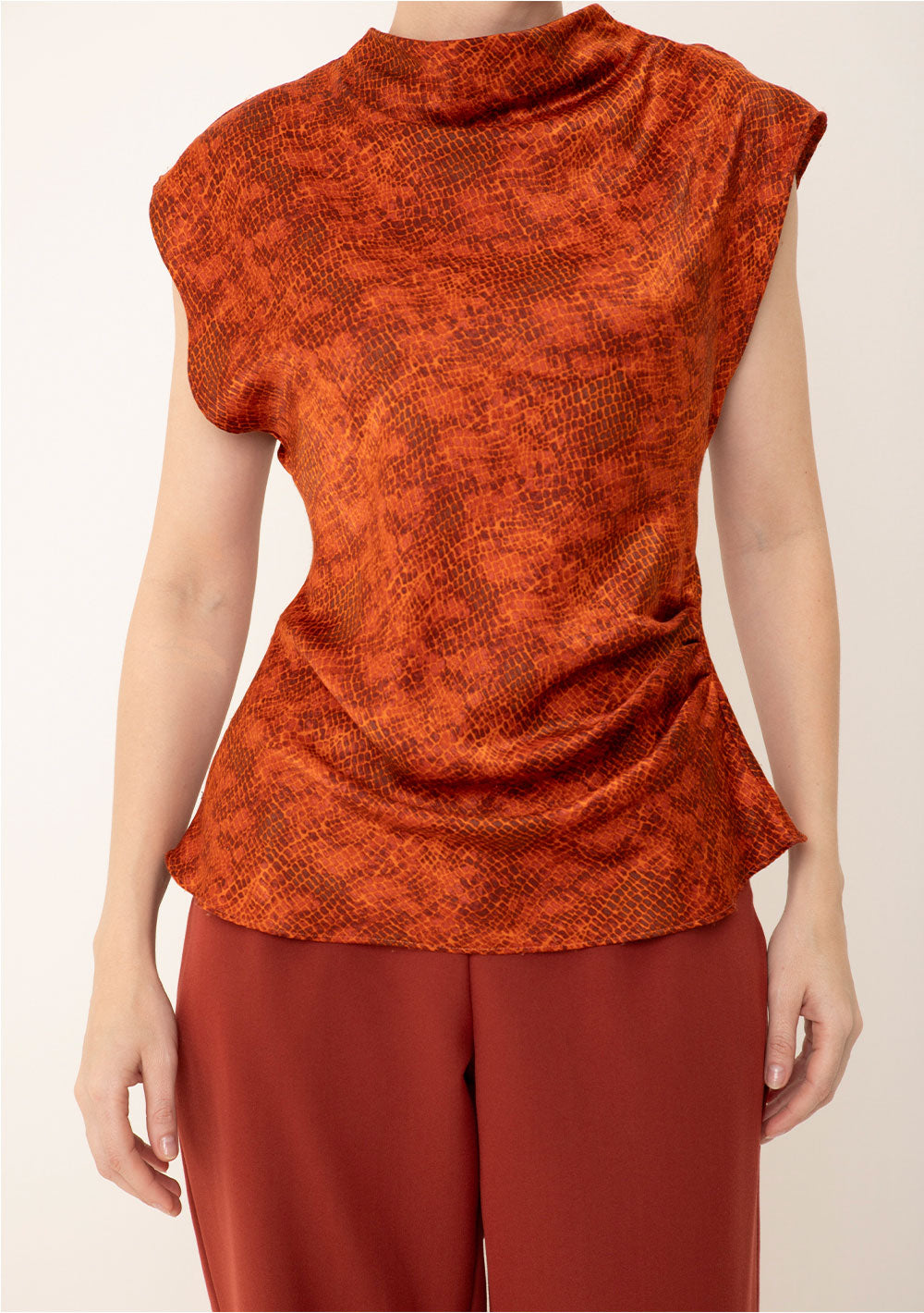 Blusa Ajustada Cuello Alto Mangas Cortas