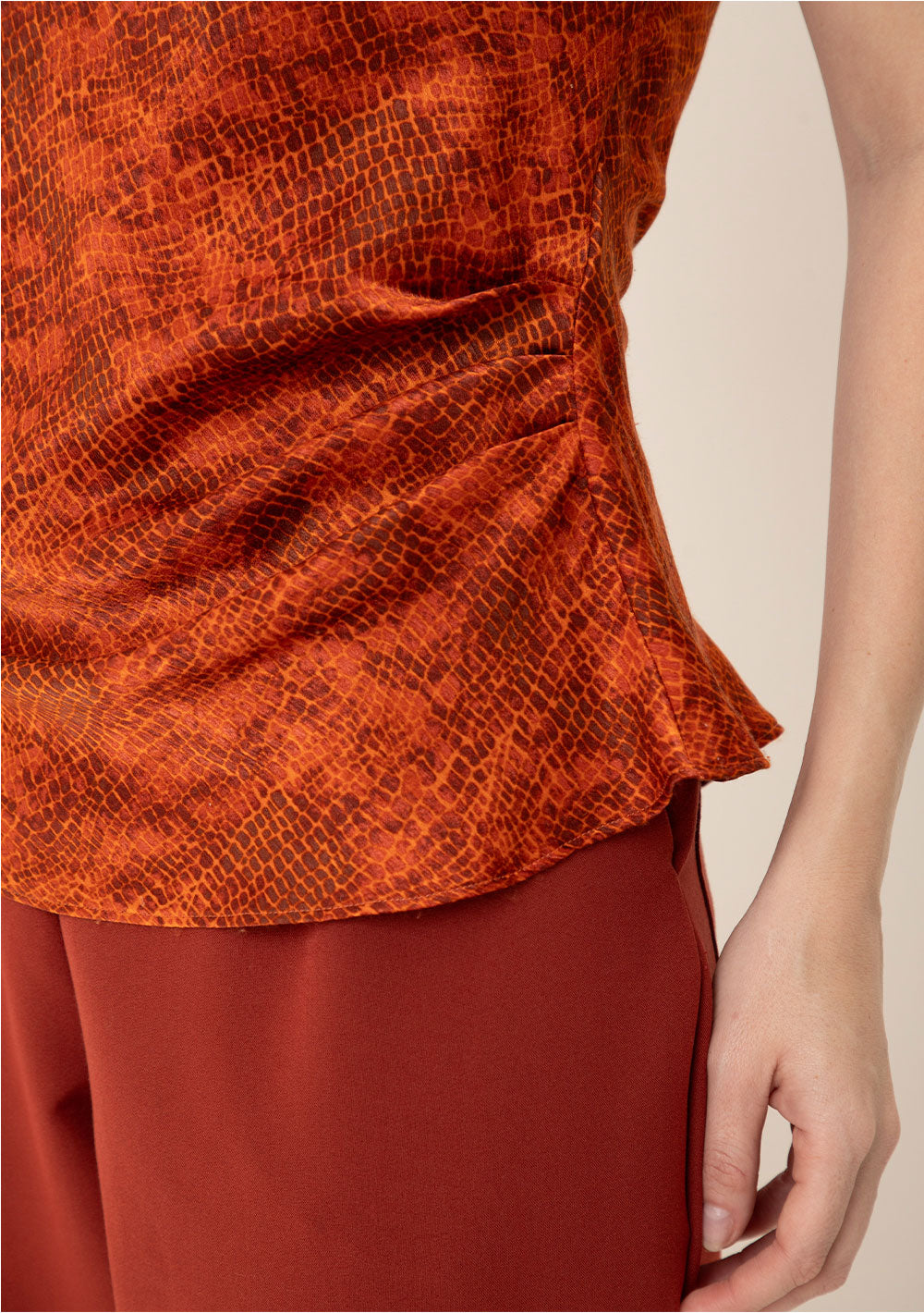 Blusa Ajustada Cuello Alto Mangas Cortas