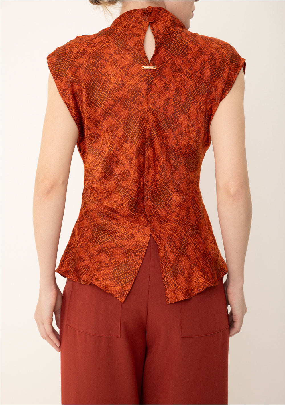 Blusa Ajustada Cuello Alto Mangas Cortas