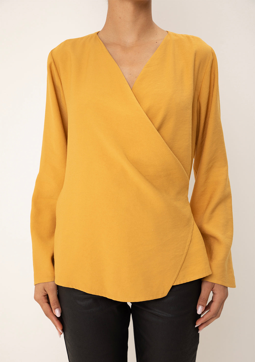 Blusa Ajustada Escote Cruzado Mangas Largas