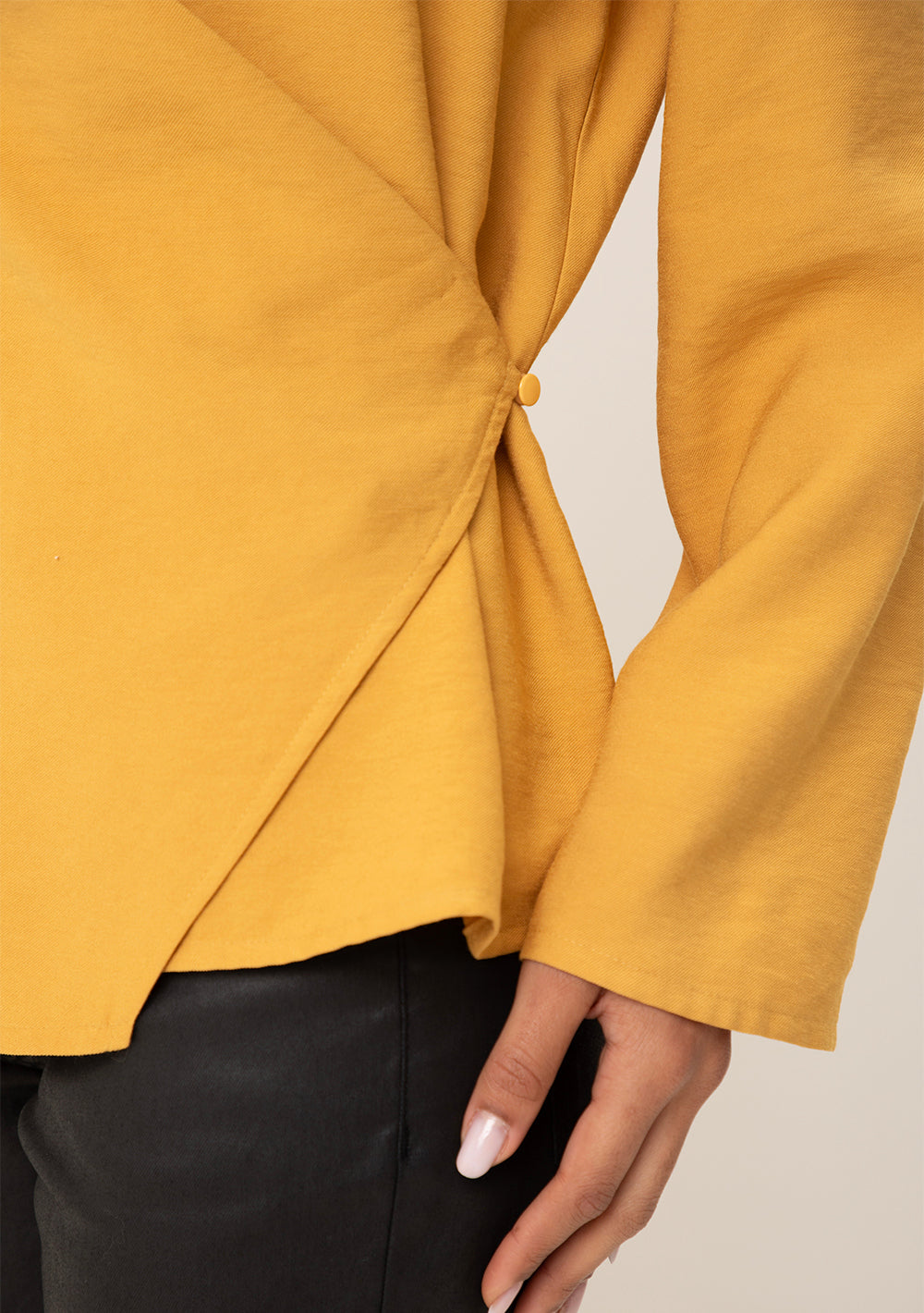 Blusa Ajustada Escote Cruzado Mangas Largas