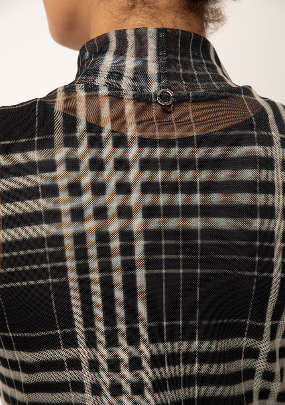 Blusa Ajustada Cuello Alto Mangas Largas