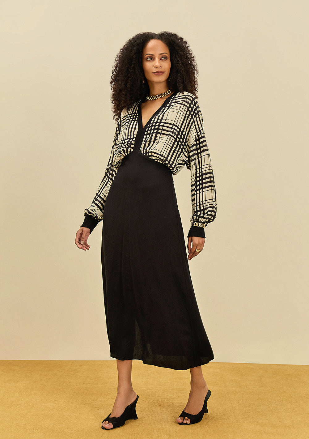 Vestido Midi Ajustado Escote En V Mangas Largas