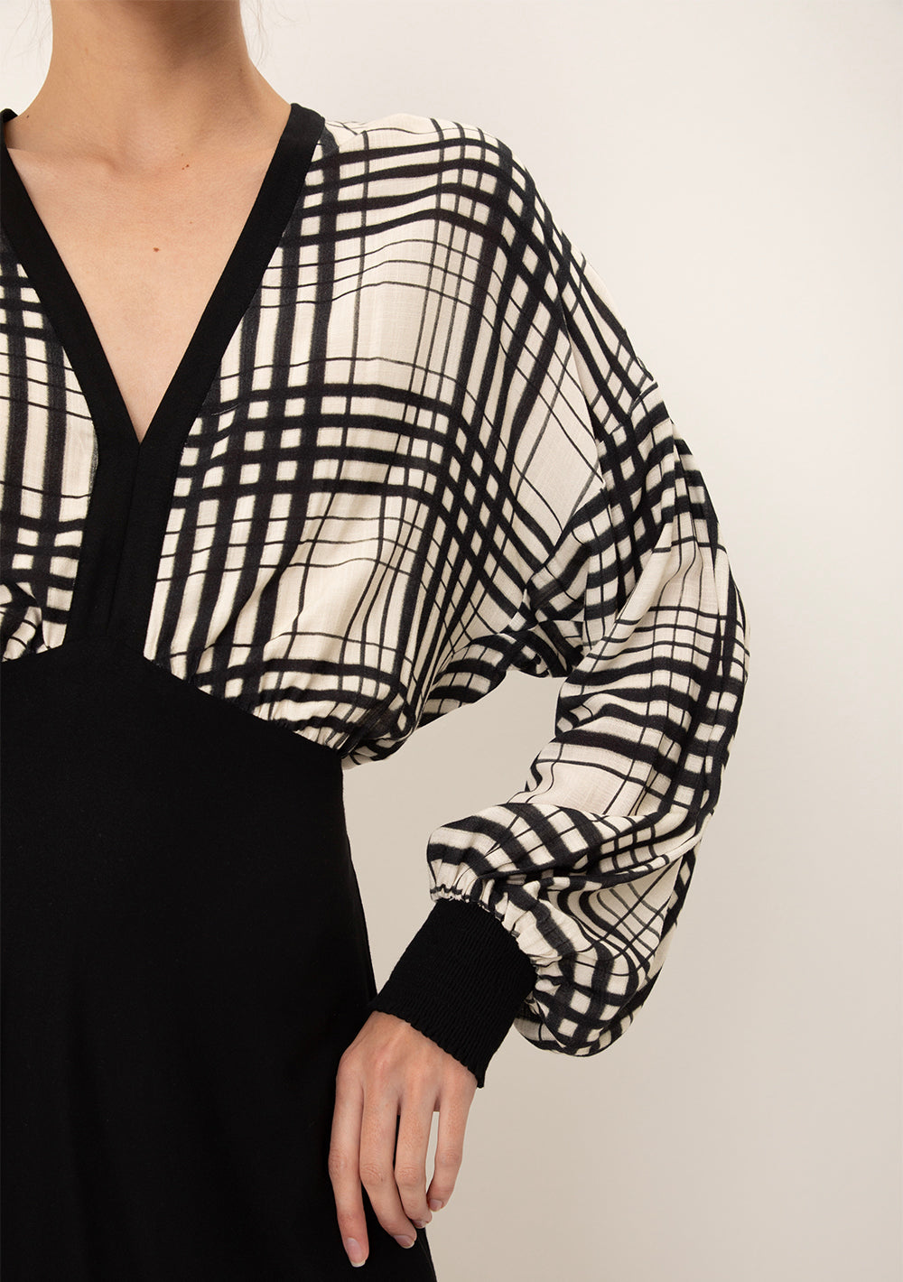Vestido Midi Ajustado Escote En V Mangas Largas