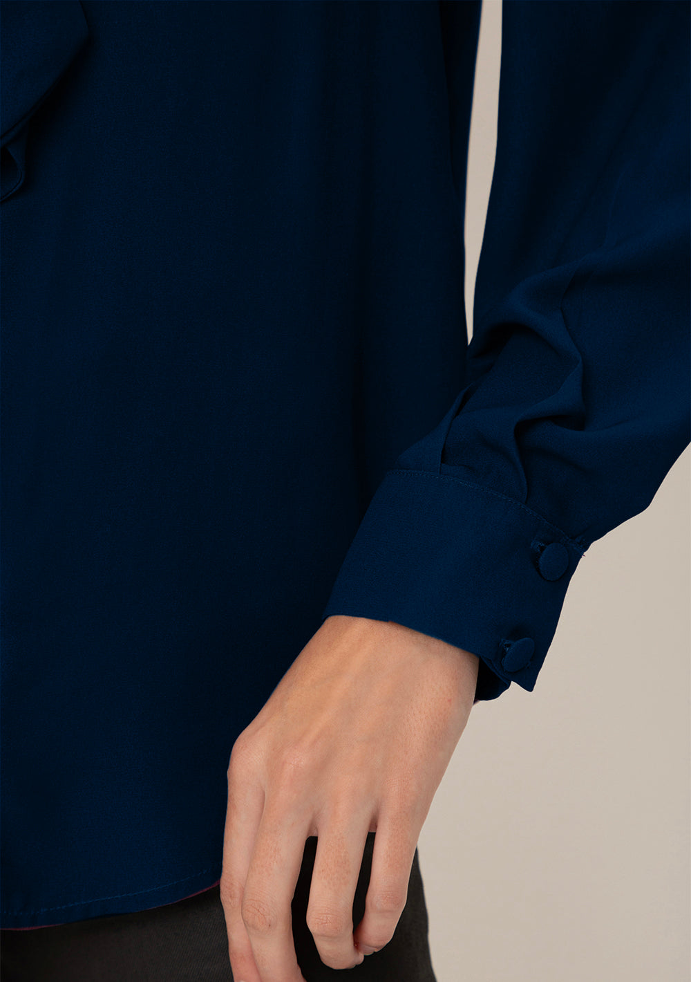 Camisa Ajustada Cuello Alto Mangas Largas