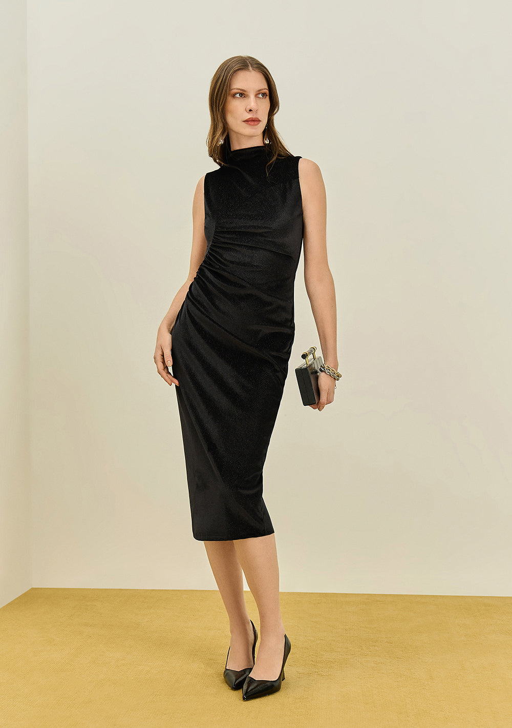 Vestido Midi Ajustado Cuello Alto Sin Mangas