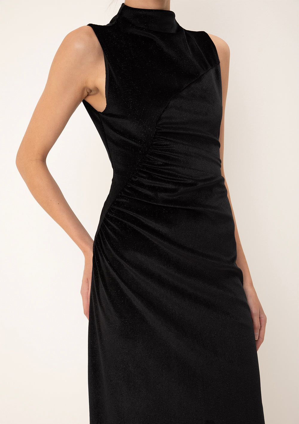 Vestido Midi Ajustado Cuello Alto Sin Mangas