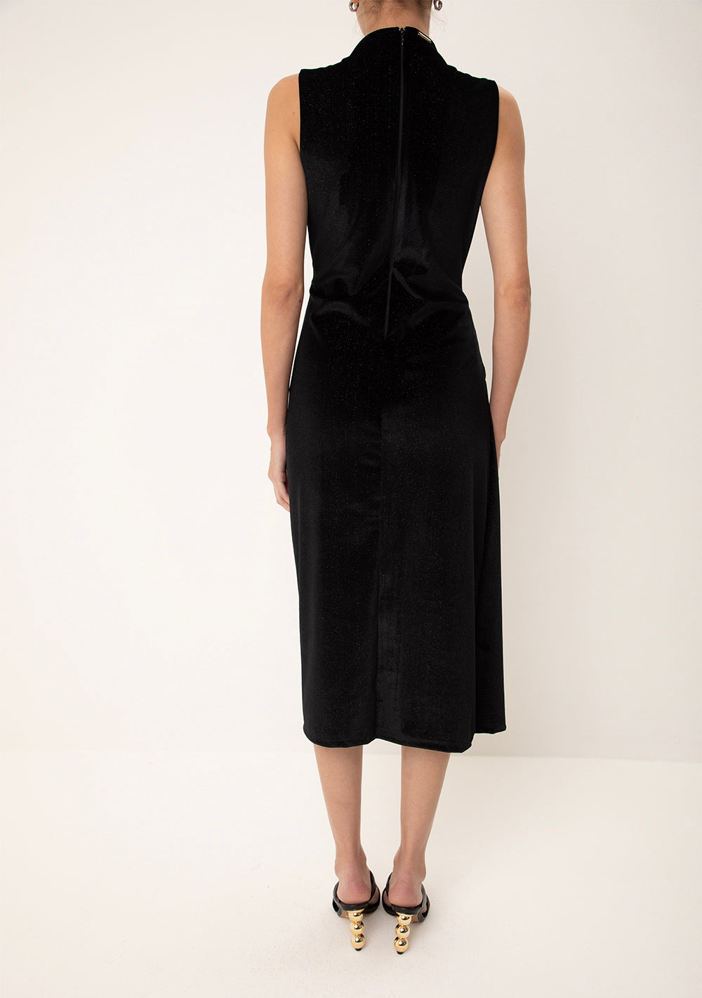 Vestido Midi Ajustado Cuello Alto Sin Mangas