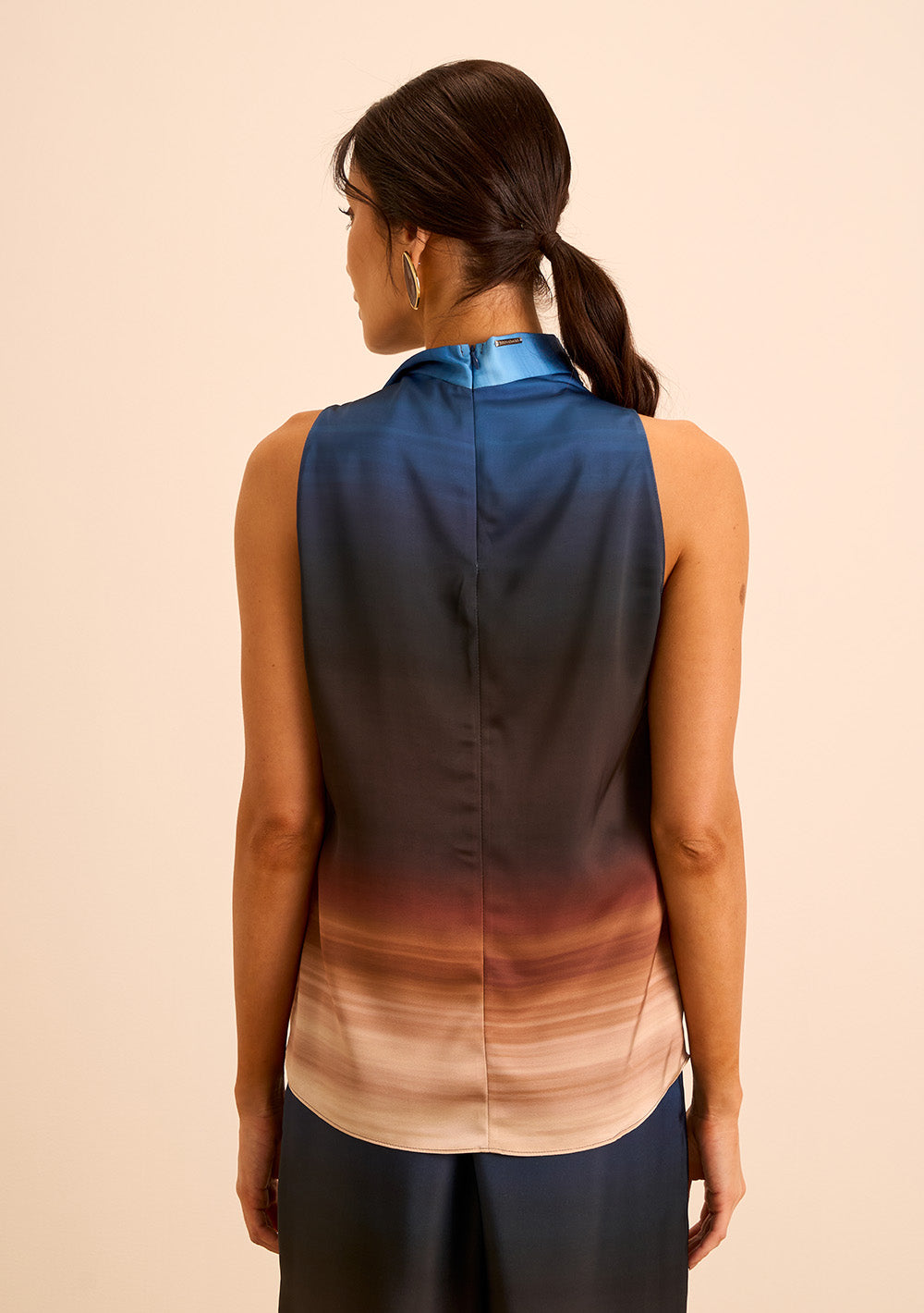 Blusa Suelta Cuello Alto sin Mangas