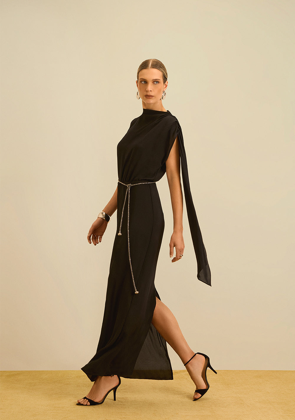 Vestido Largo Ajustado Cuello Alto sin Mangas
