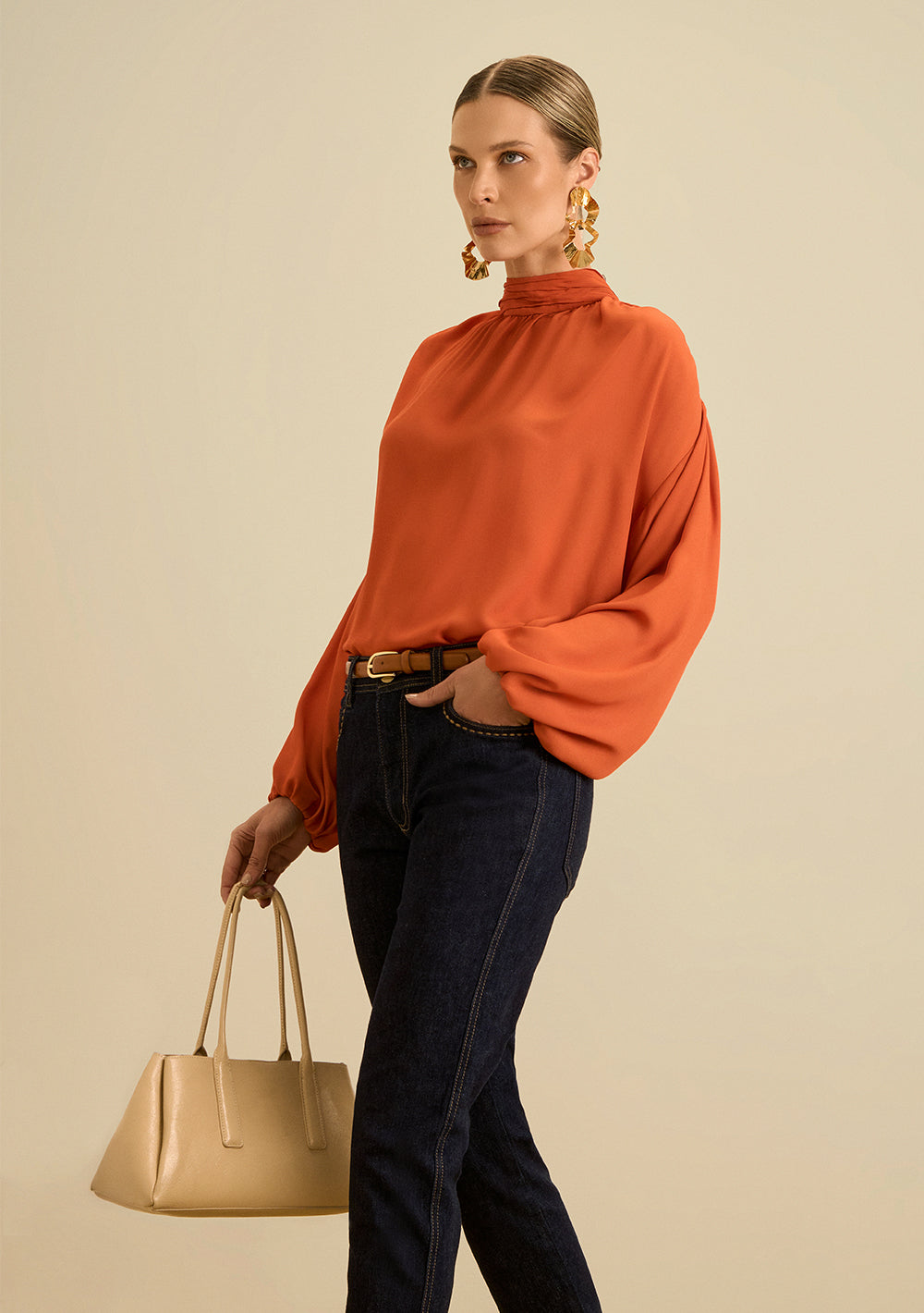 Blusa Suelta Cuello Alto Mangas Largas