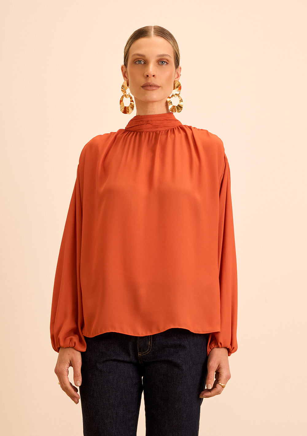 Blusa Suelta Cuello Alto Mangas Largas