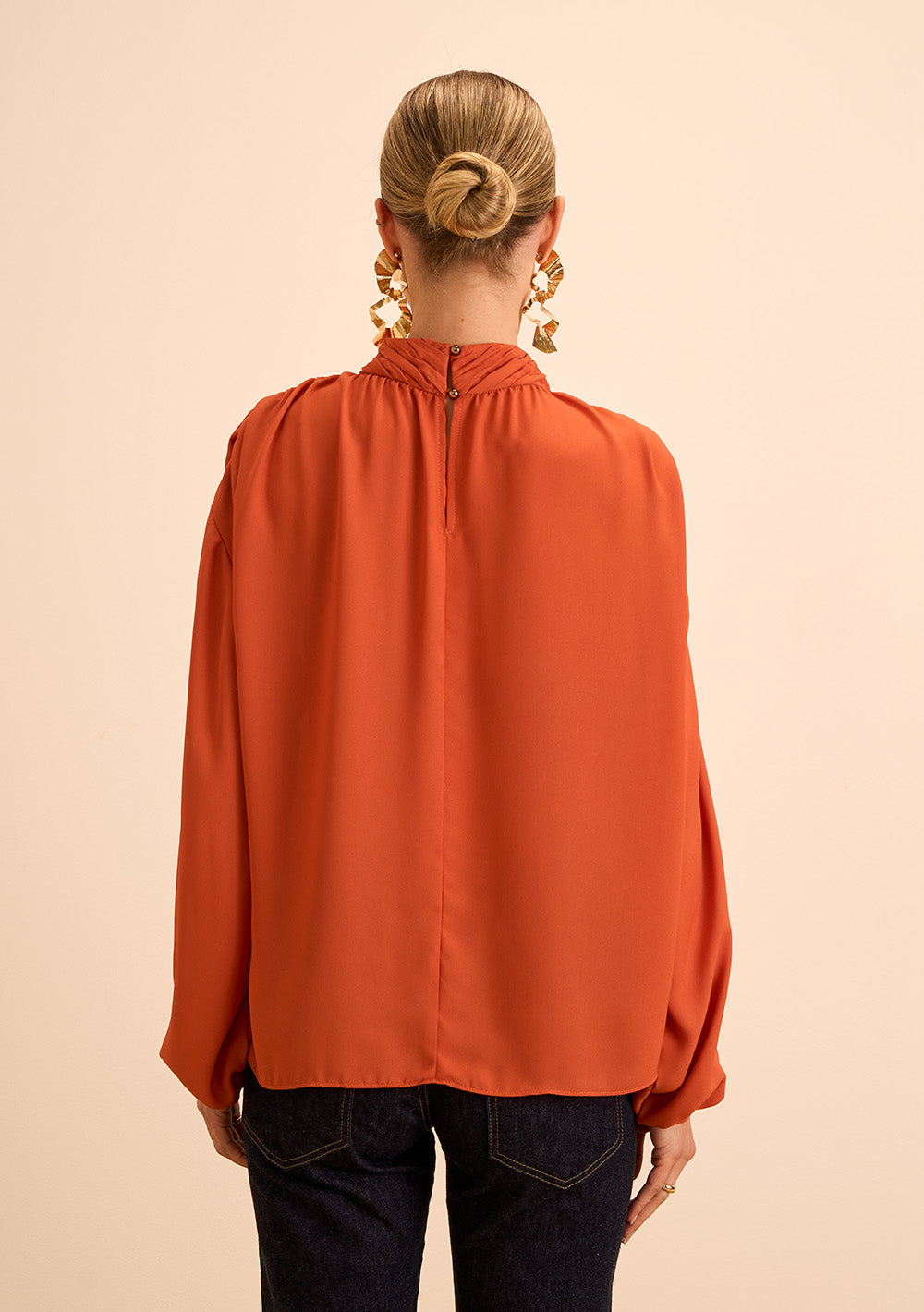 Blusa Suelta Cuello Alto Mangas Largas