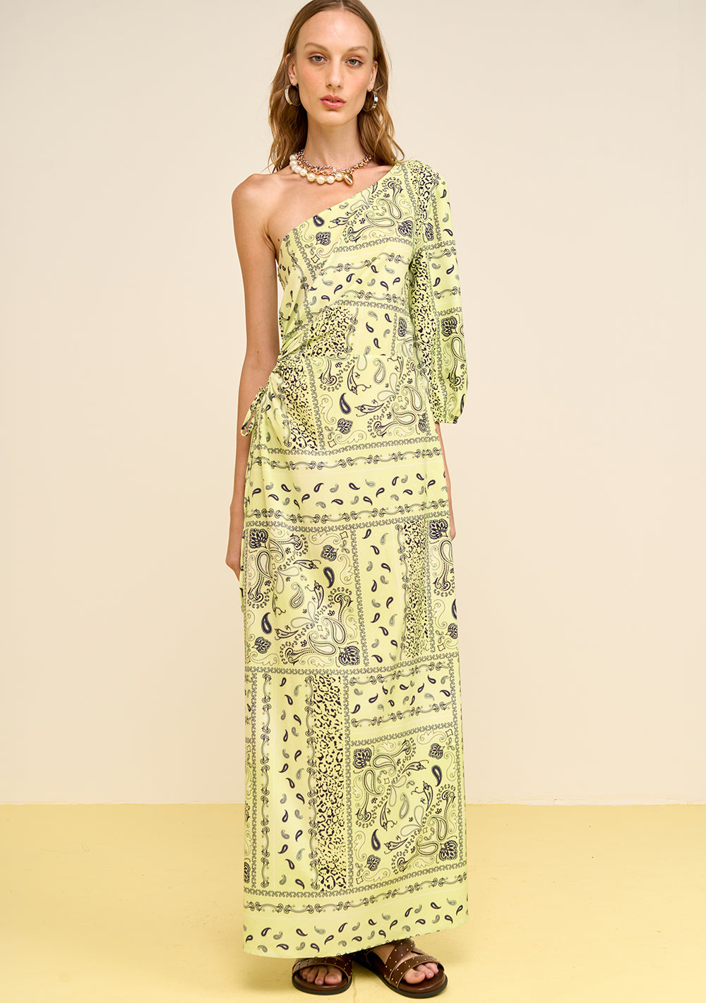 Vestido Ajustado De Un Hombro Mangas Tres Cuartos Midi