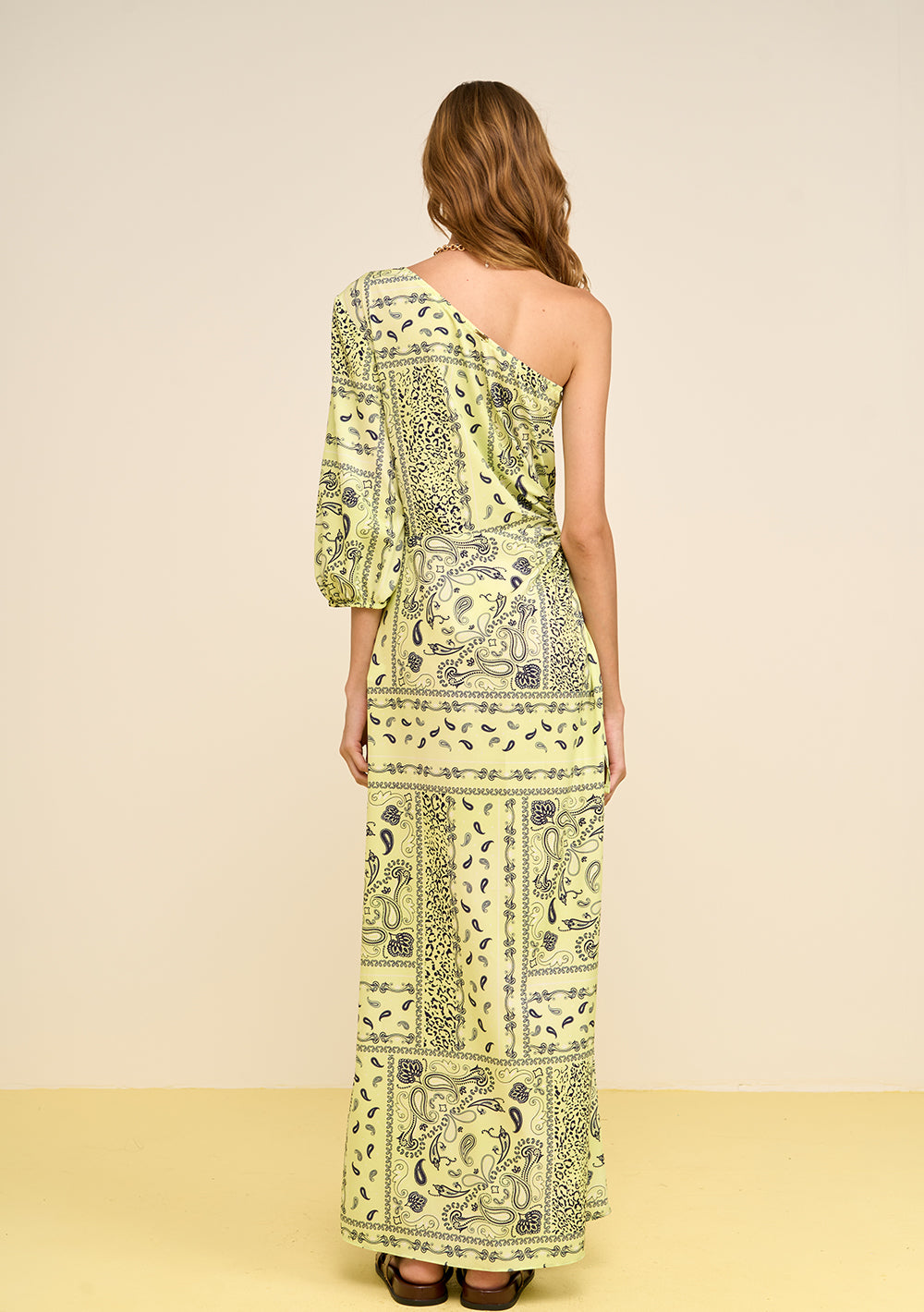 Vestido Ajustado De Un Hombro Mangas Tres Cuartos Midi