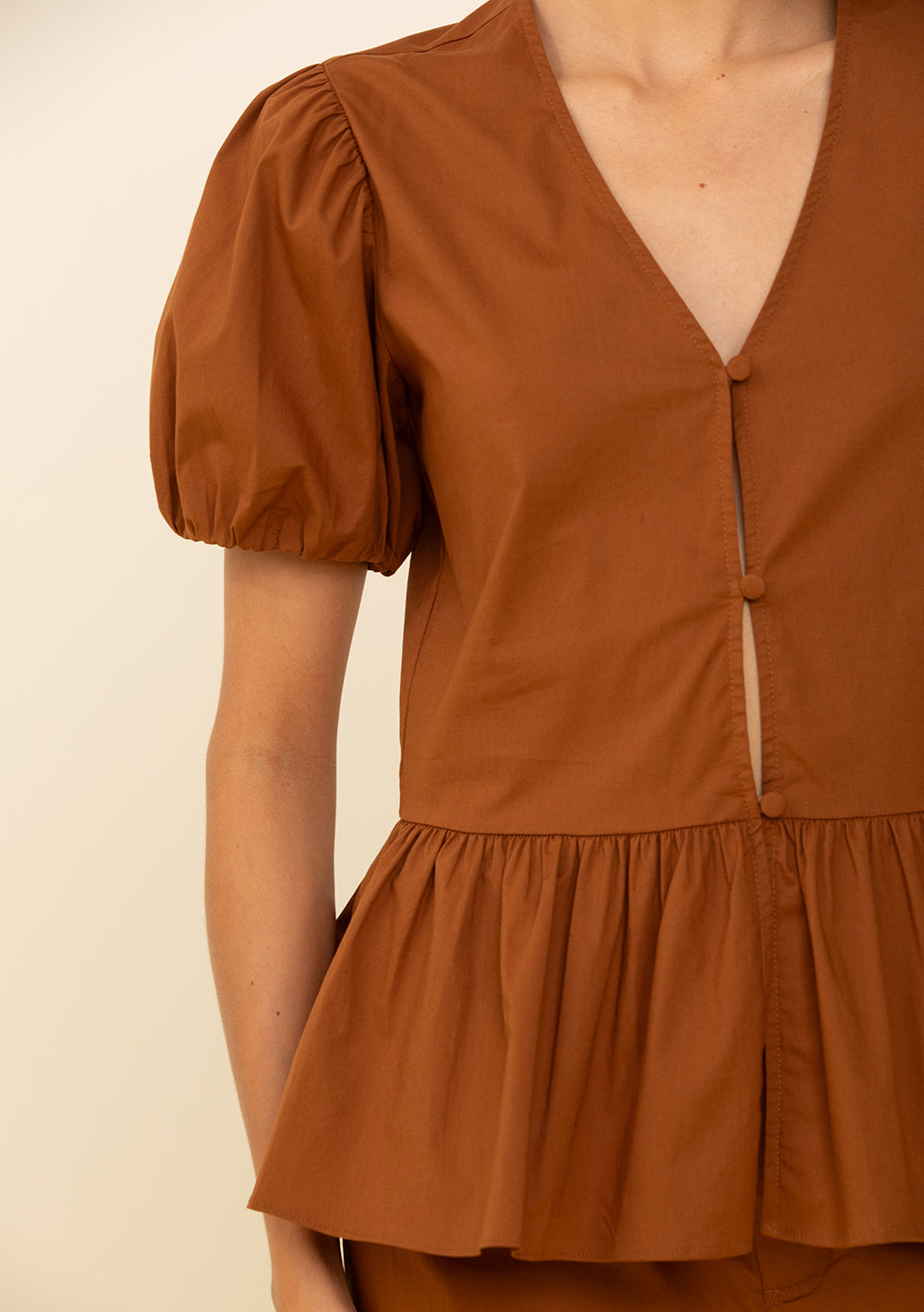 Blusa Ajustada Escote En V Mangas Cortas