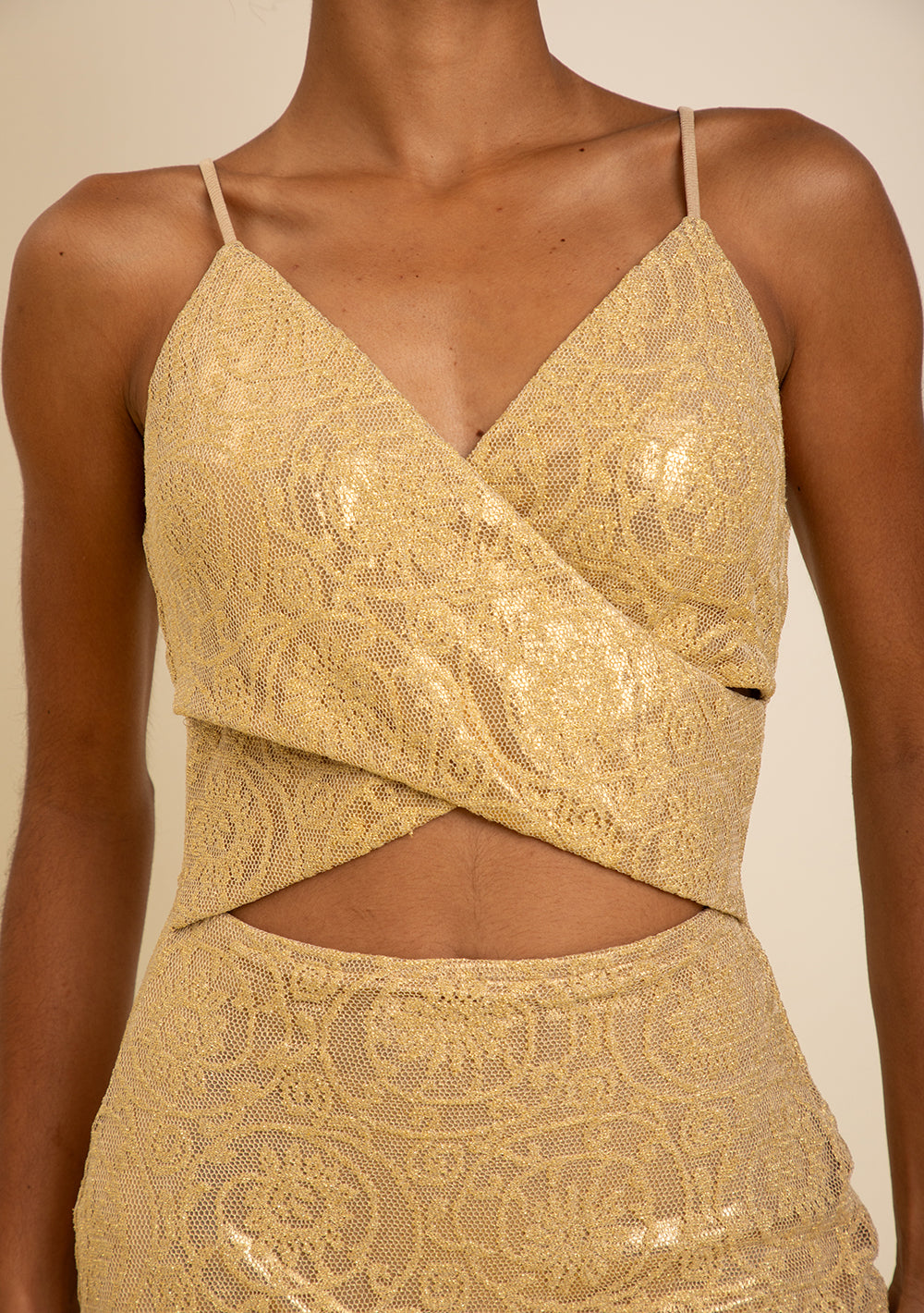 Vestido Corto Ajustado Escote Cruzado Con Tirantes