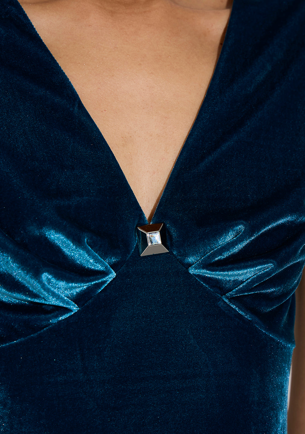 Vestido Corto Ajustado Escote En V Sin Mangas