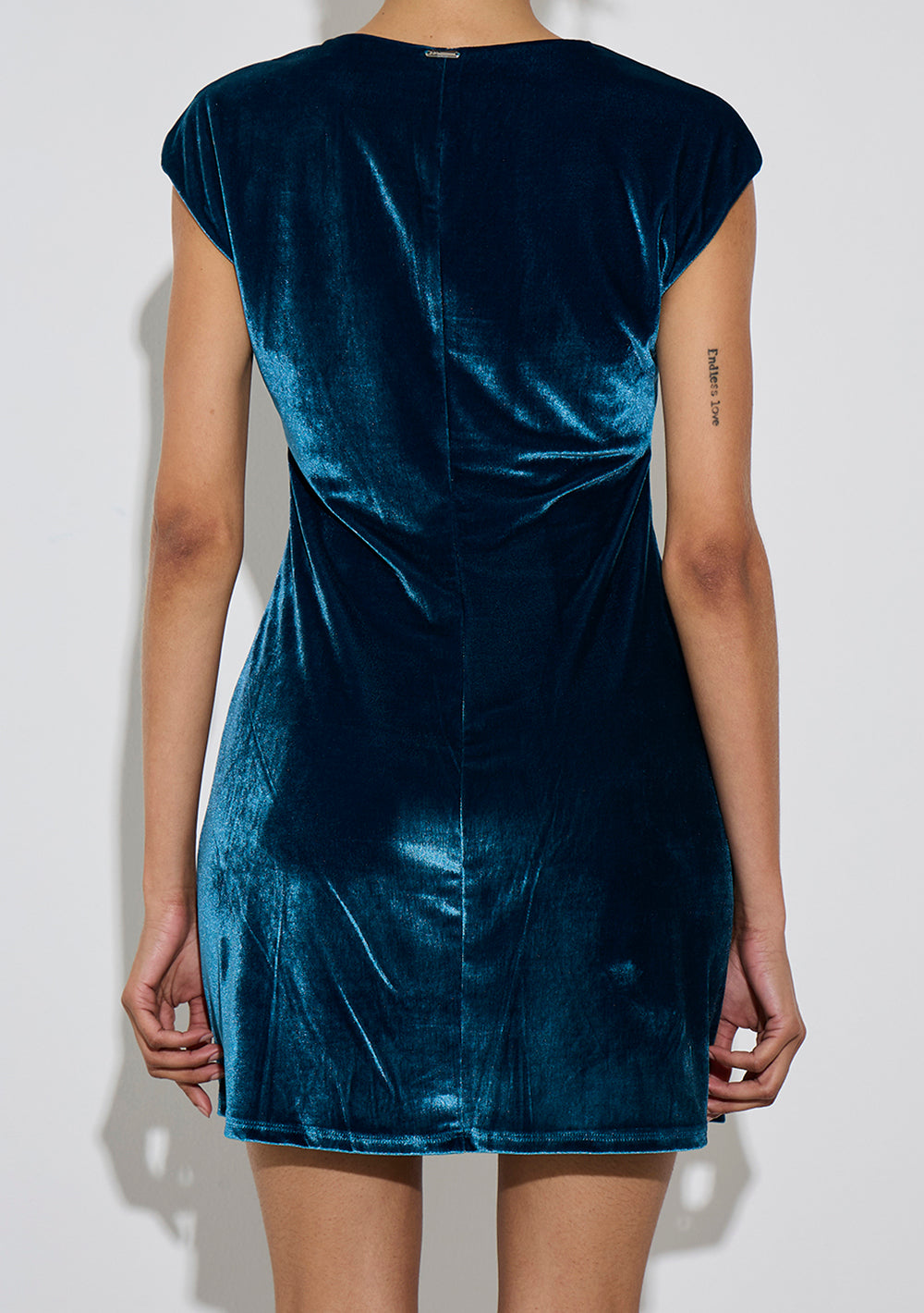 Vestido Corto Ajustado Escote En V Sin Mangas