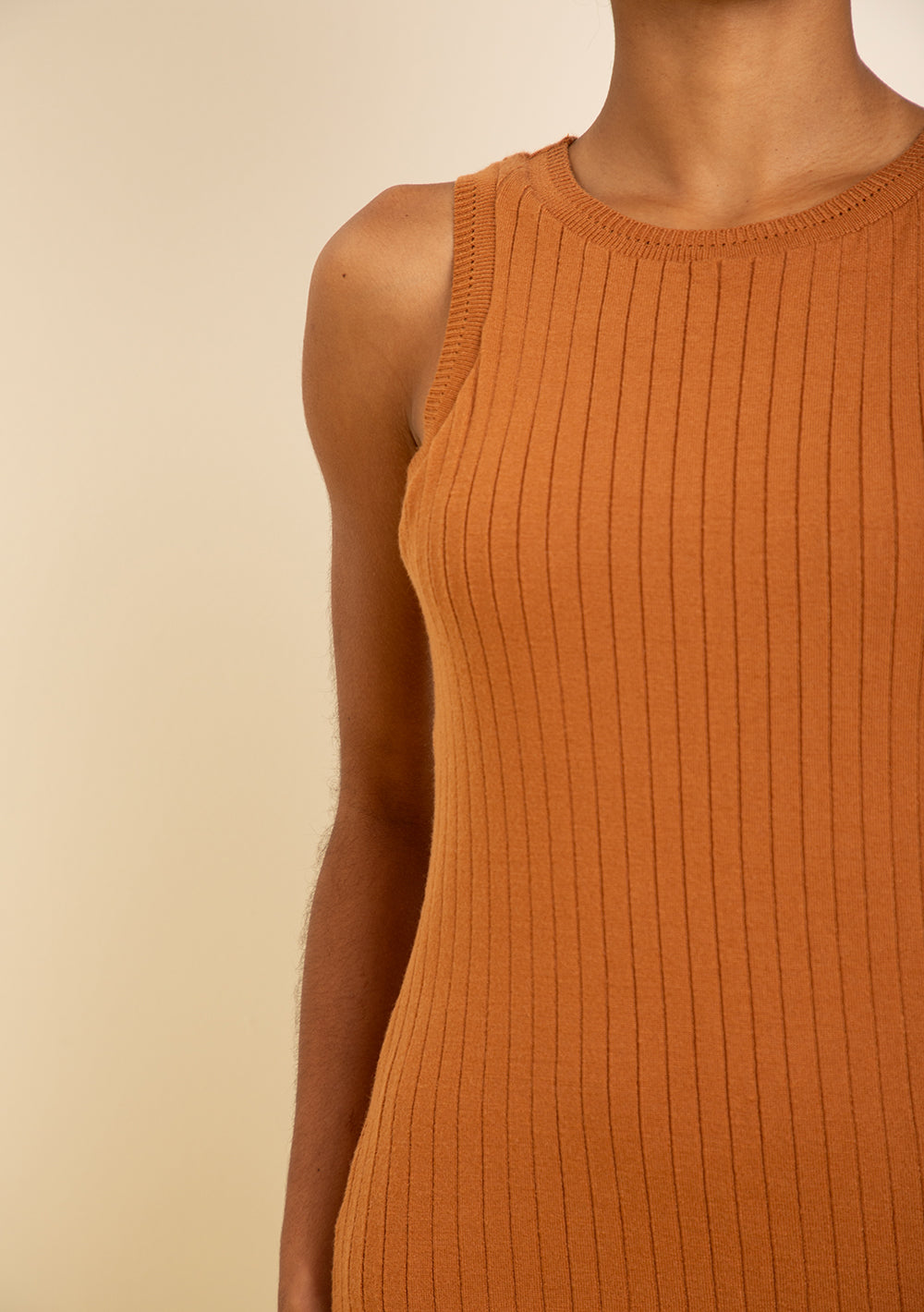 Vestido Corto Ajustado Escote Redondo Sin Mangas