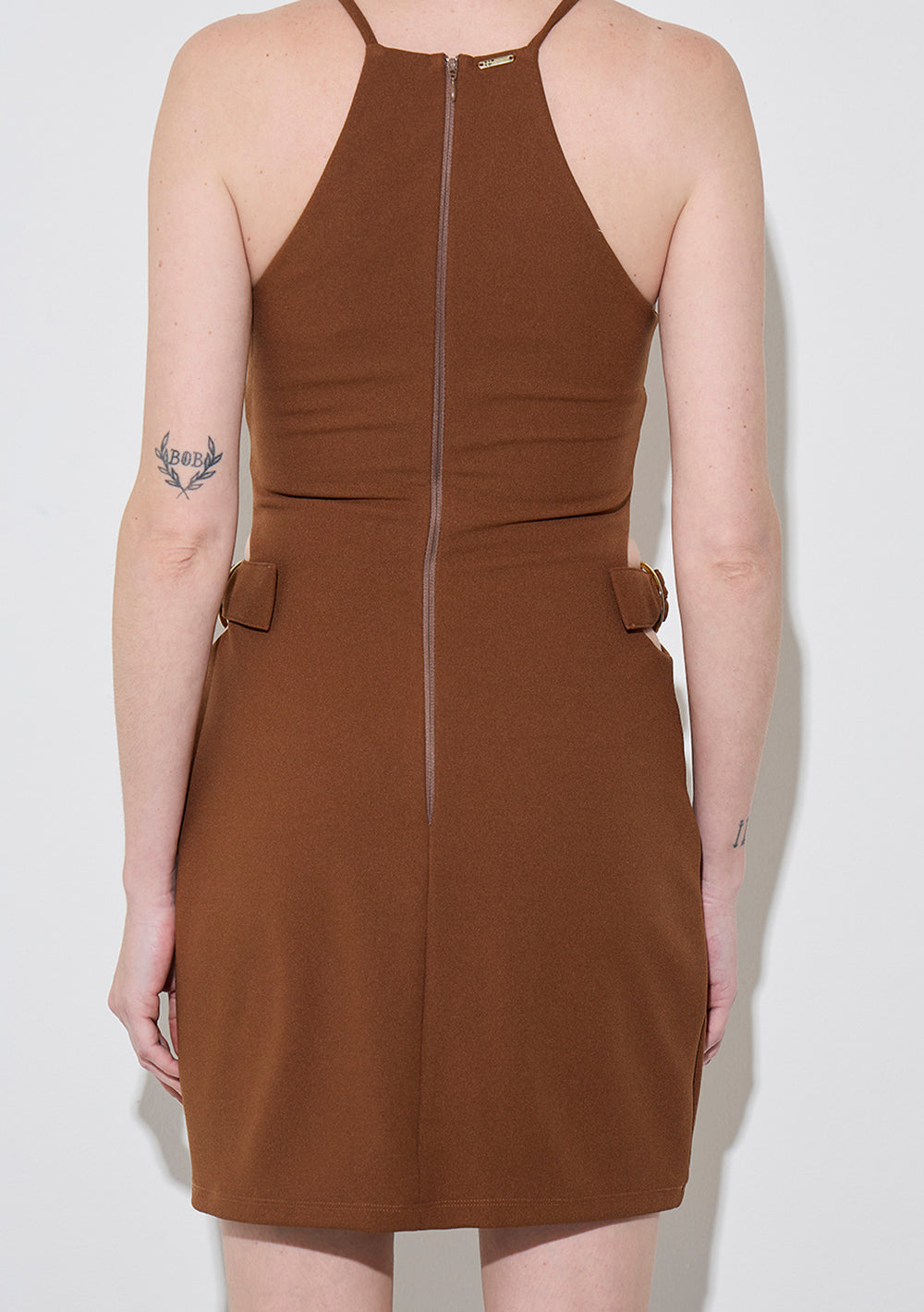 Vestido Corto Ajustado Cuello Francés Sin Mangas