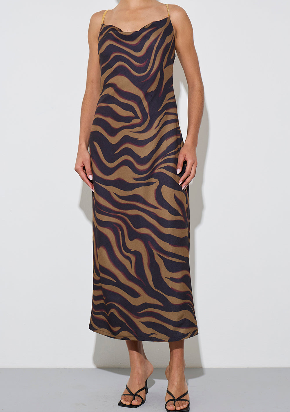 Vestido Midi Ajustado Escote Canoa Con Tirantes