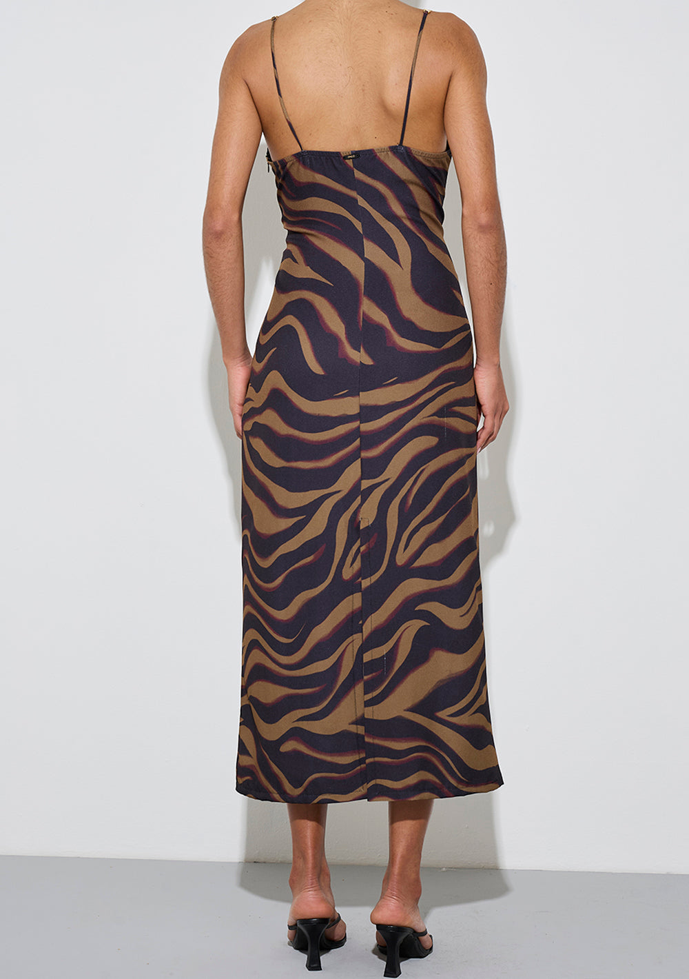 Vestido Midi Ajustado Escote Canoa Con Tirantes