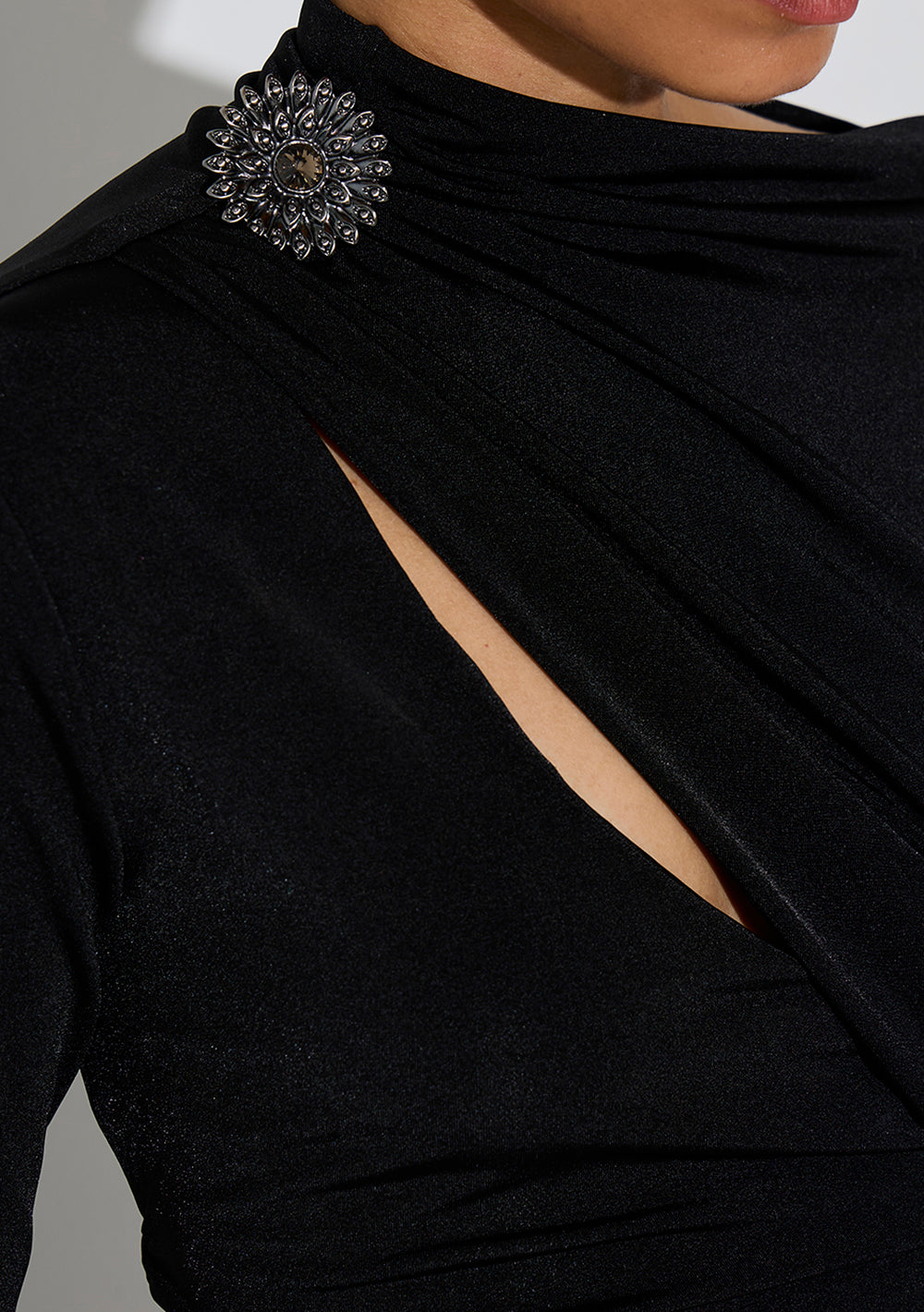 Vestido Corto Ajustado Escote Recto Mangas Largas