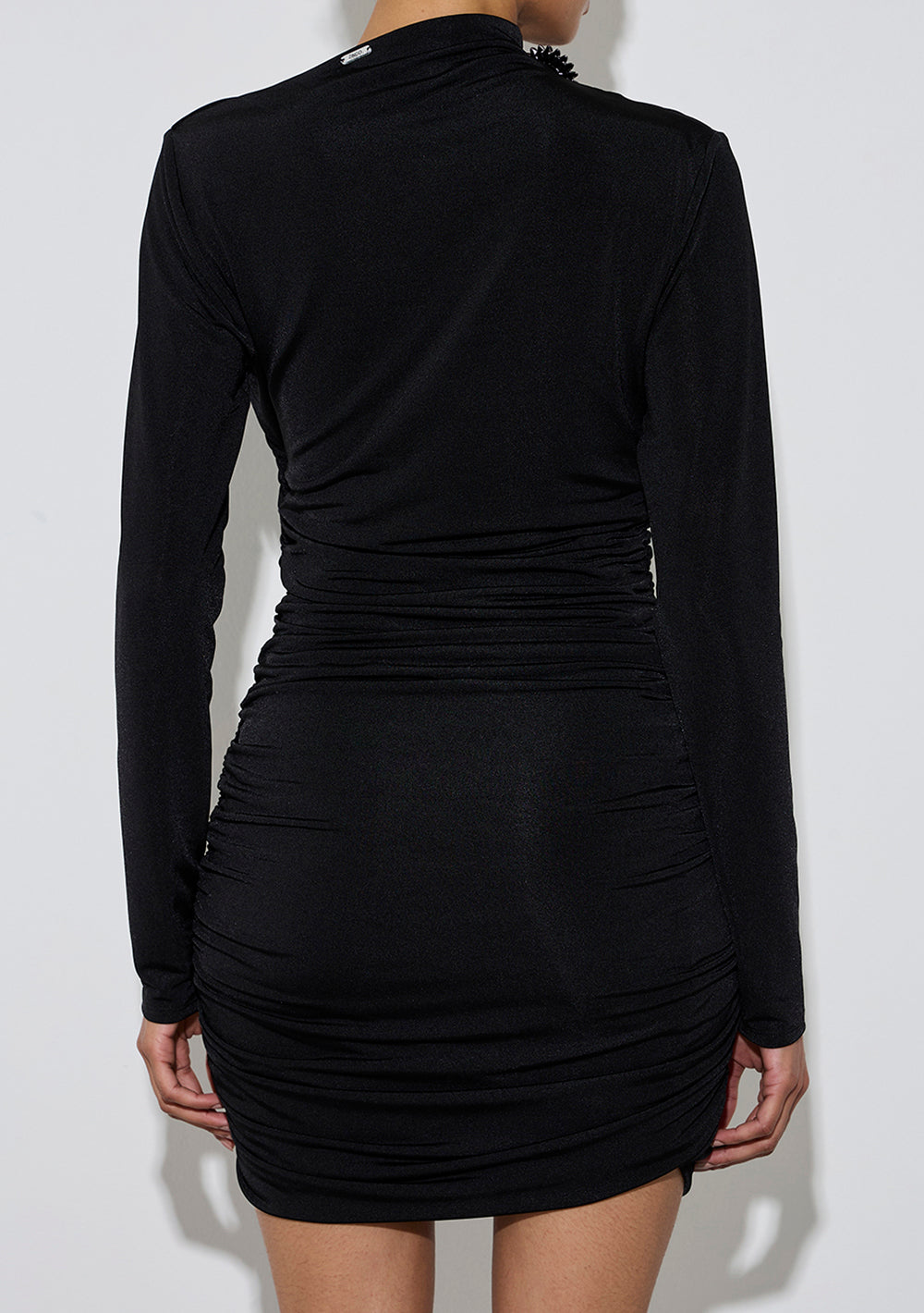 Vestido Corto Ajustado Escote Recto Mangas Largas