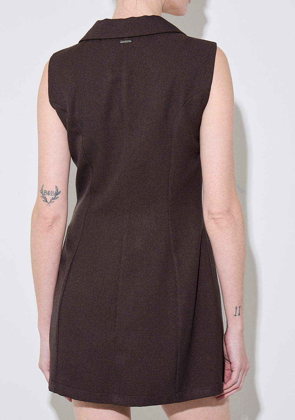 Vestido Corto Ajustado Escote En V Sin Mangas