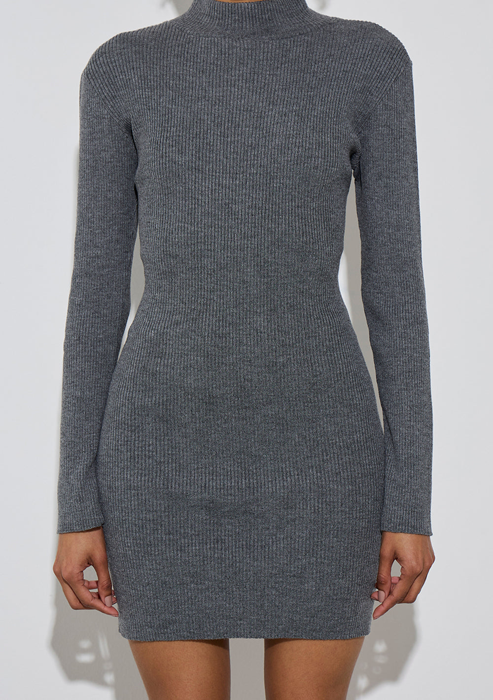 Vestido Corto Ajustado Cuello Alto Mangas Largas