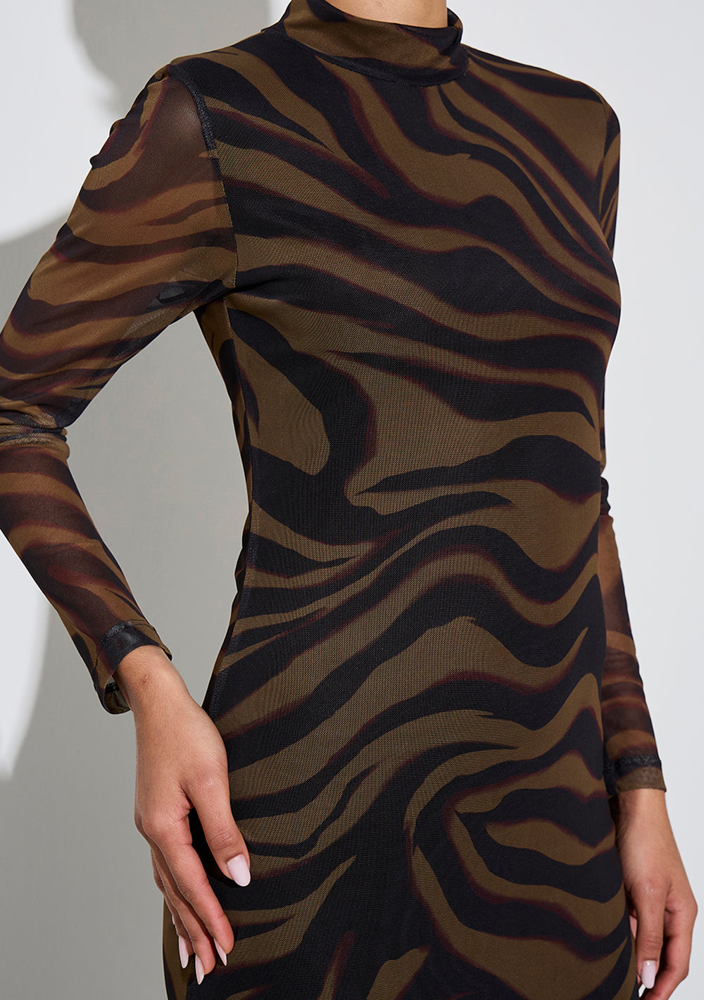 Vestido Midi Ajustado Cuello Alto Mangas Largas