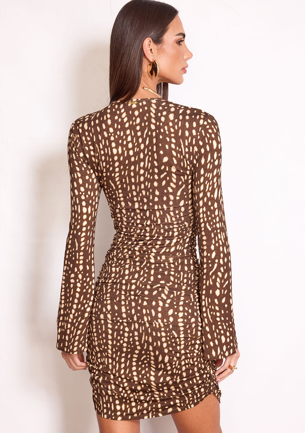 Vestido Corto Ajustado Escote en V Mangas Largas