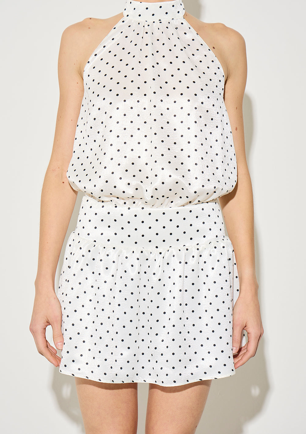Vestido Corto Ajustado Cuello Alto Sin Mangas