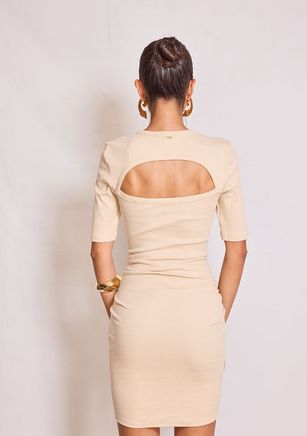 Vestido Corto Ajustado Cuello Redondo Mangas Cortas