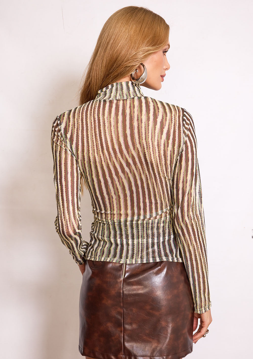 Blusa Ajustada Cuello Alto Mangas Largas