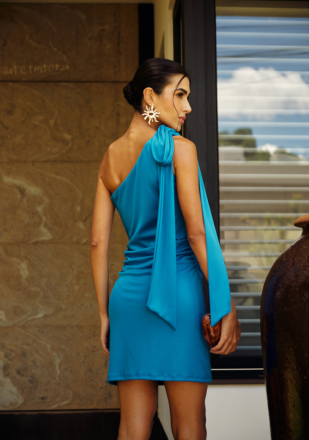 Vestido Corto Ajustado Un Hombro Sin Mangas