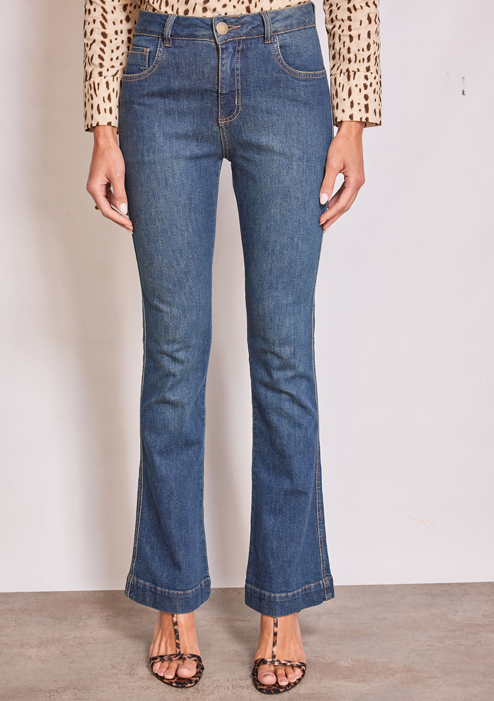Jeans Bootcut Tiro Medio