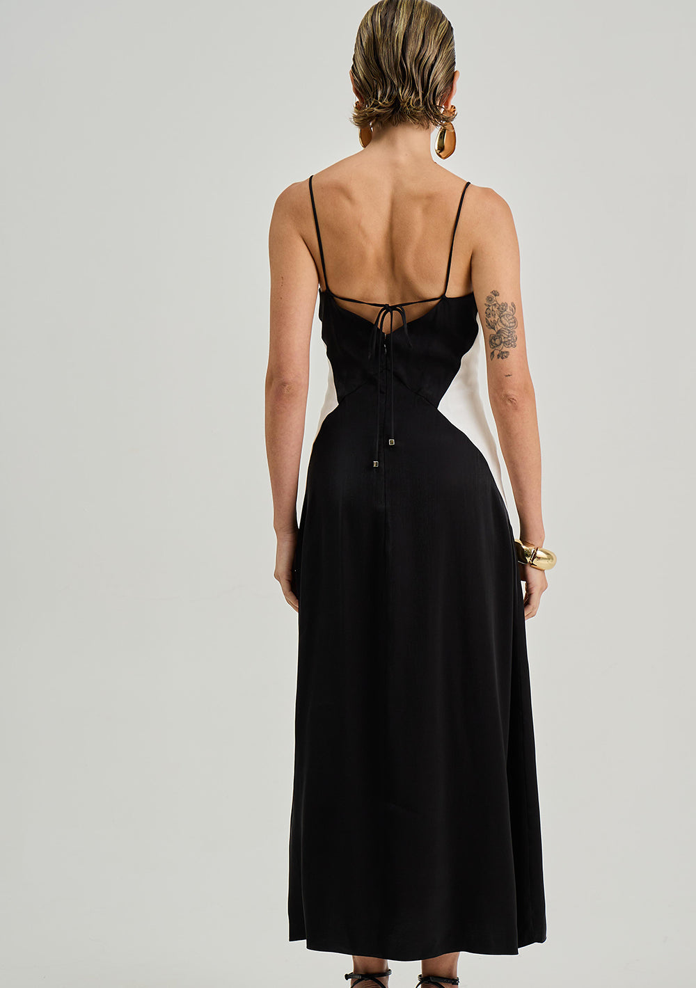 Vestido Ajustado Escote en V Sin Mangas Midi