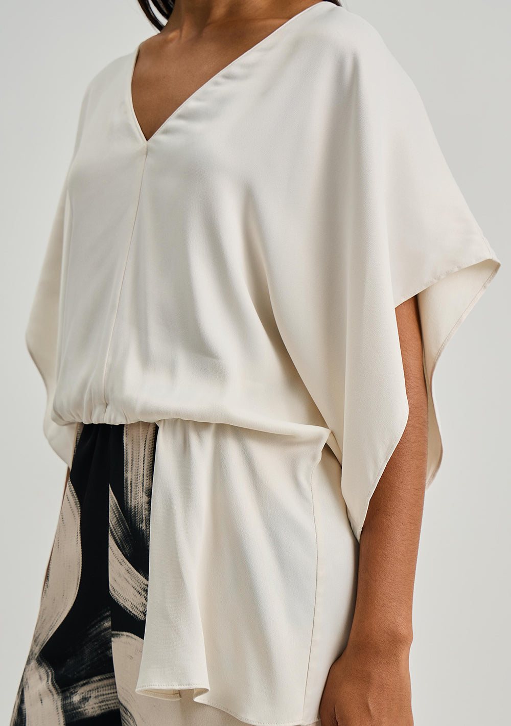 Blusa Suelta Escote en V Mangas Cortas Cropped